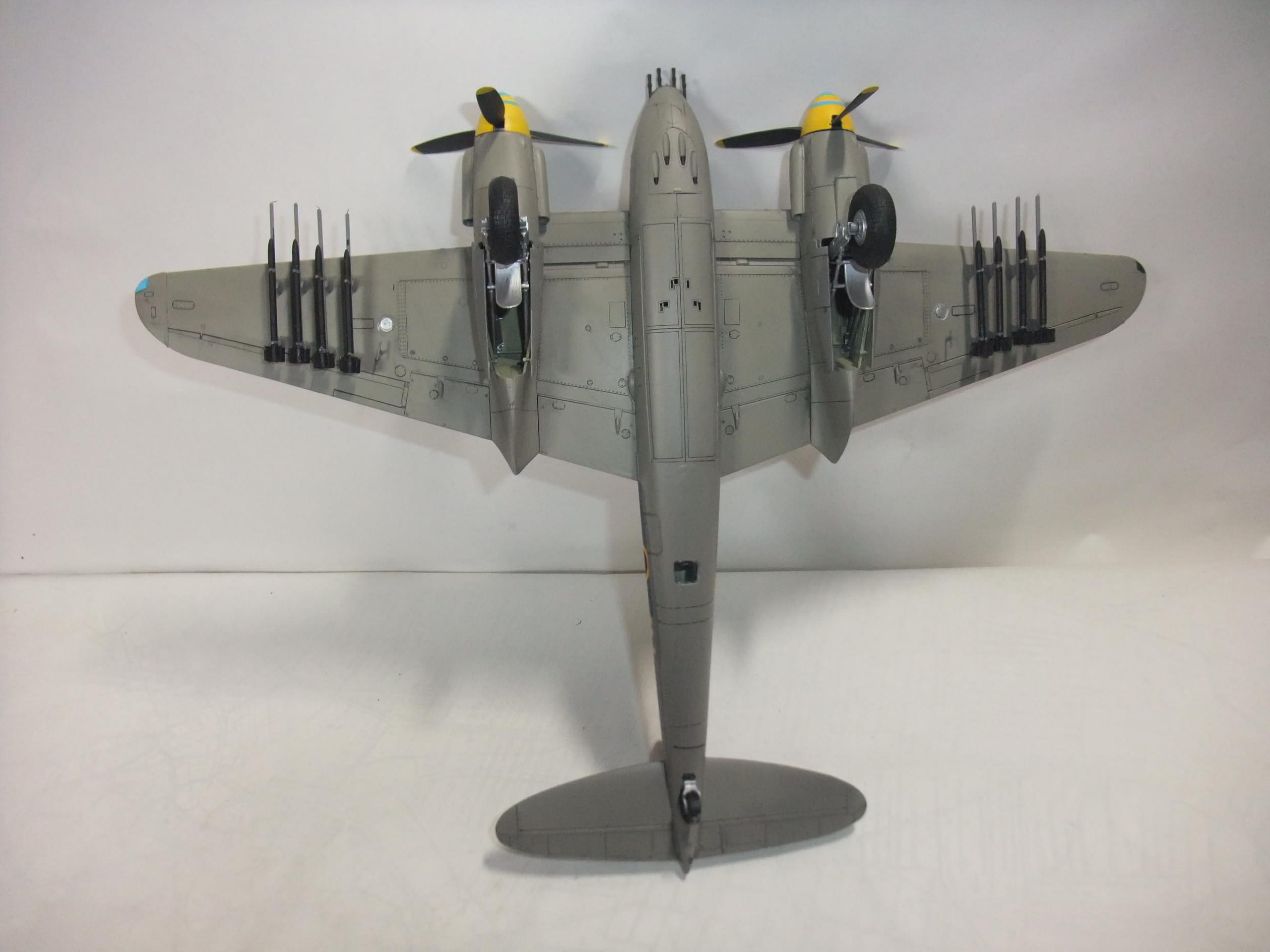 Amazon | 完成品 イギリス空軍 モスキート戦闘爆撃機48分の1サイズ